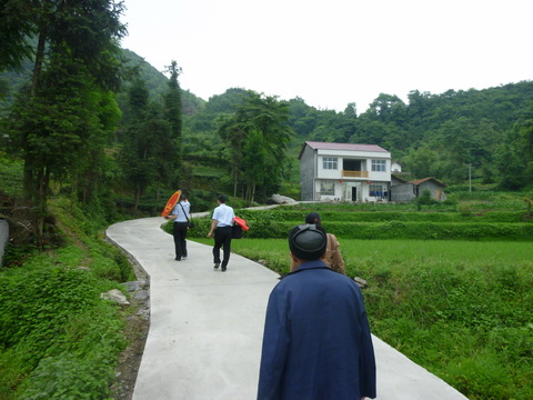 法官们前往开庭地点---古城村