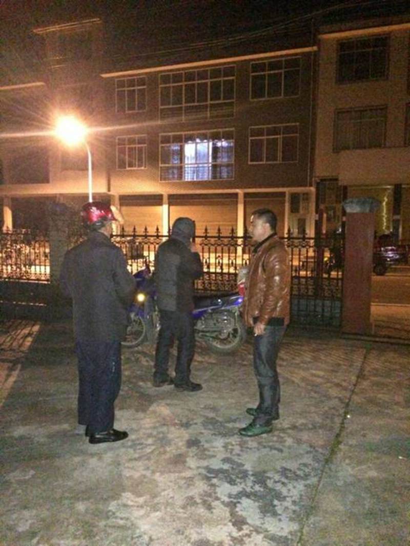 在昏暗的灯光下送别当事人