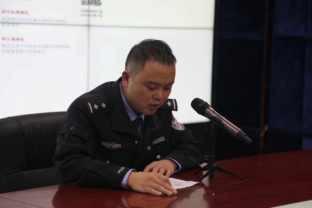 司法警察周泽民作交流发言.jpg 司法警察周泽民作交流发言.jpg