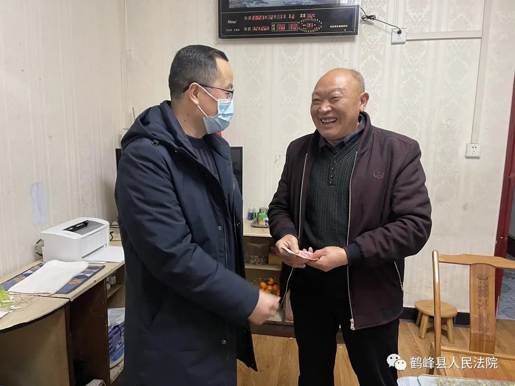 关怀送真情，慰问暖人心——鹤峰法院看望慰问离退休老干部1.jpg