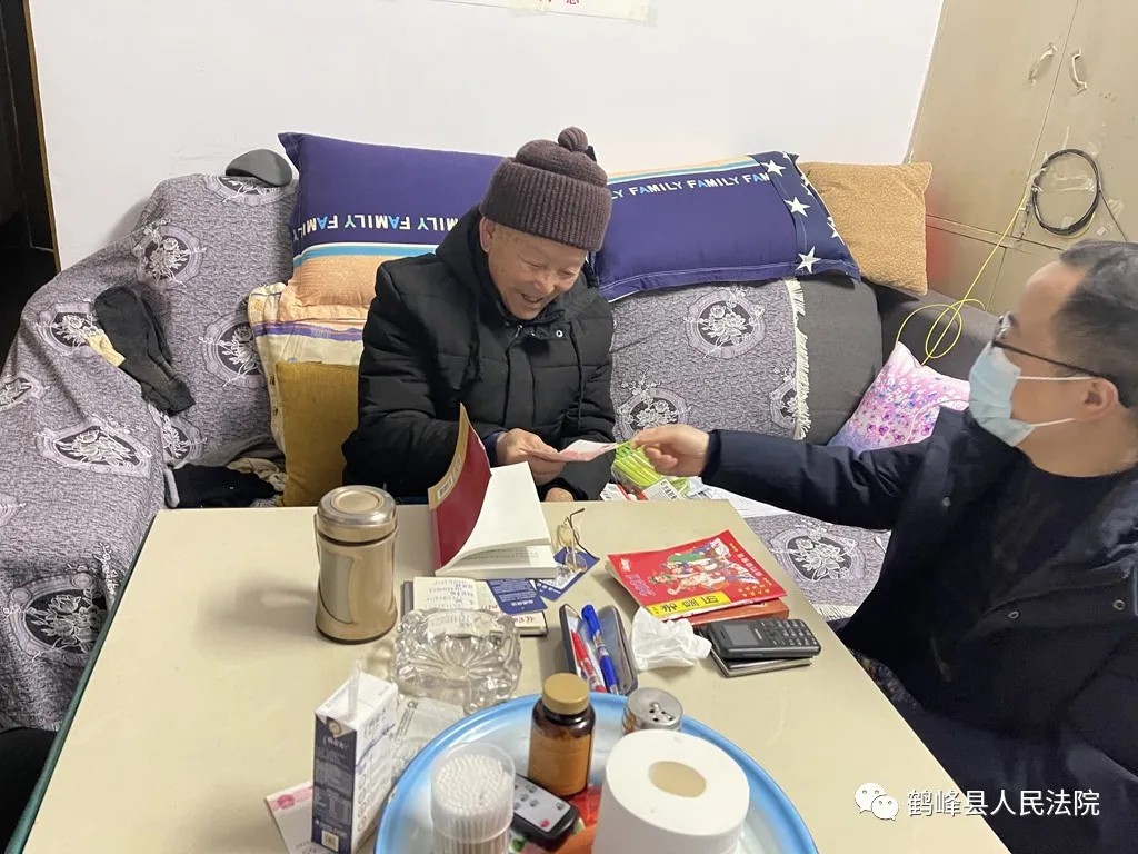 关怀送真情，慰问暖人心——鹤峰法院看望慰问离退休老干部2.jpg