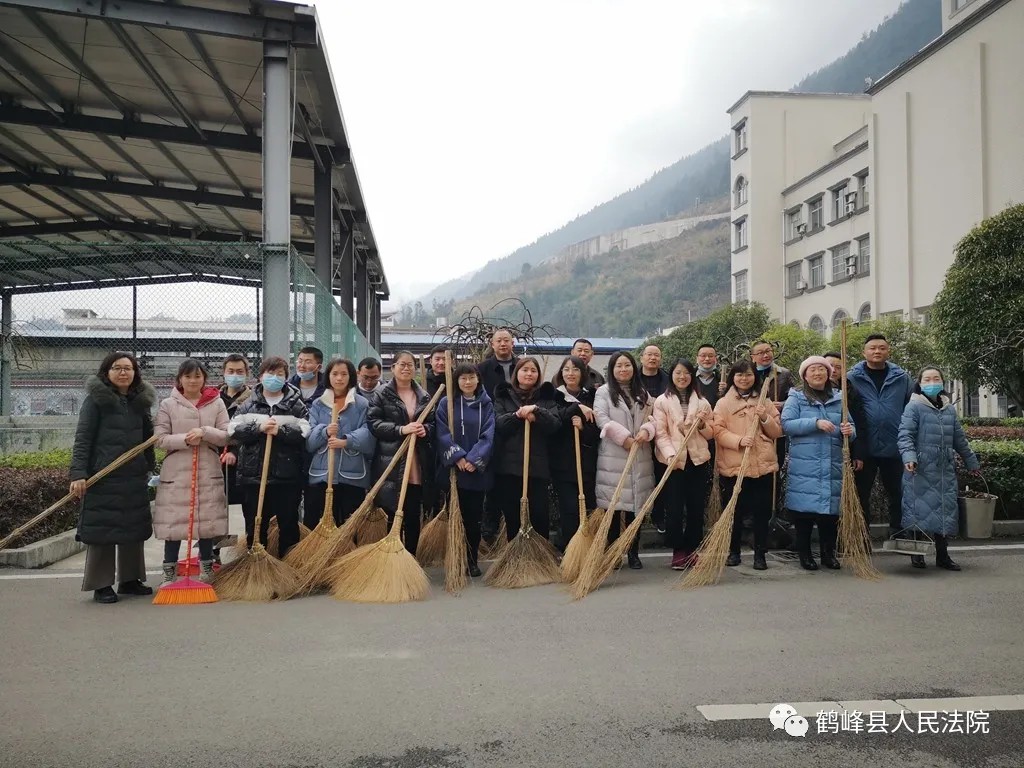 鹤峰县法院开展“干干净净过春节”环境卫生整治活动2.jpg 鹤峰县法院开展“干干净净过春节”环境卫生整治活动2.jpg
