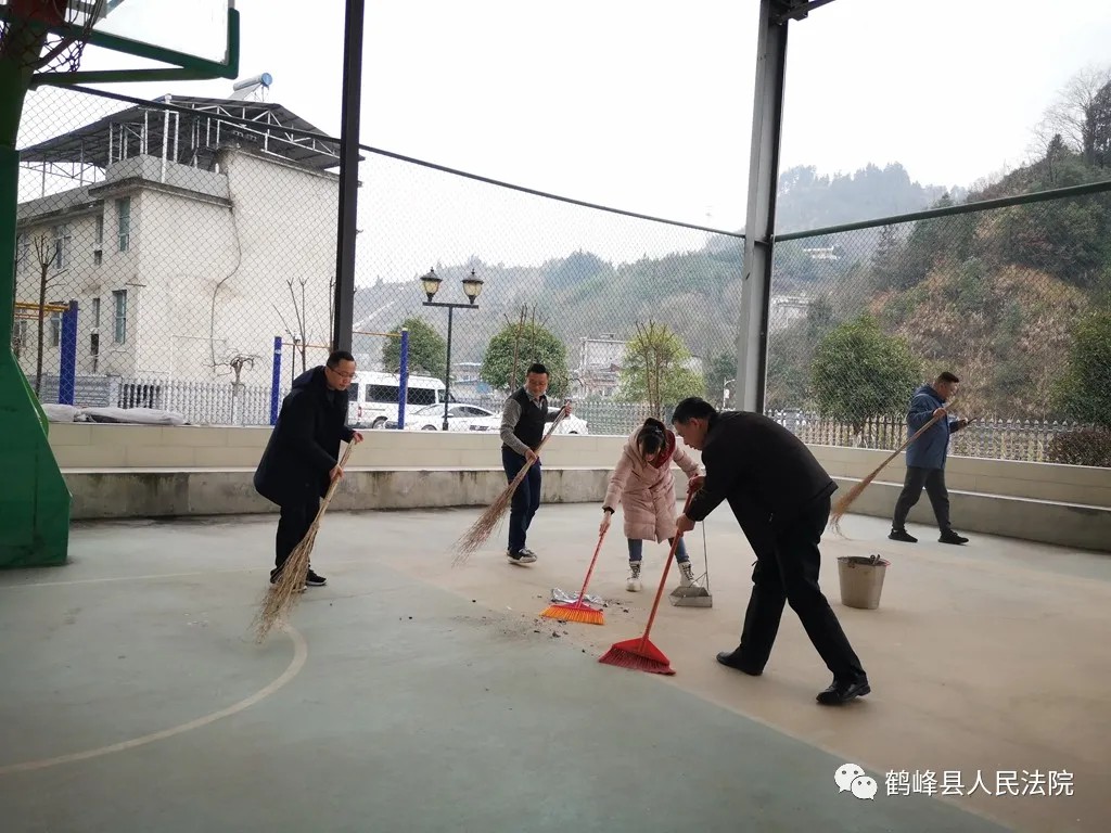 鹤峰县法院开展“干干净净过春节”环境卫生整治活动3.jpg 鹤峰县法院开展“干干净净过春节”环境卫生整治活动3.jpg