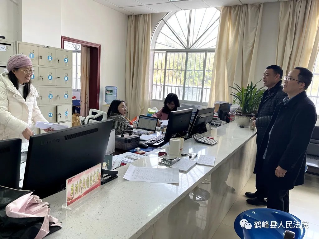 节后上班第一天 鹤峰县法院院领导集体慰问机关干警1.jpg