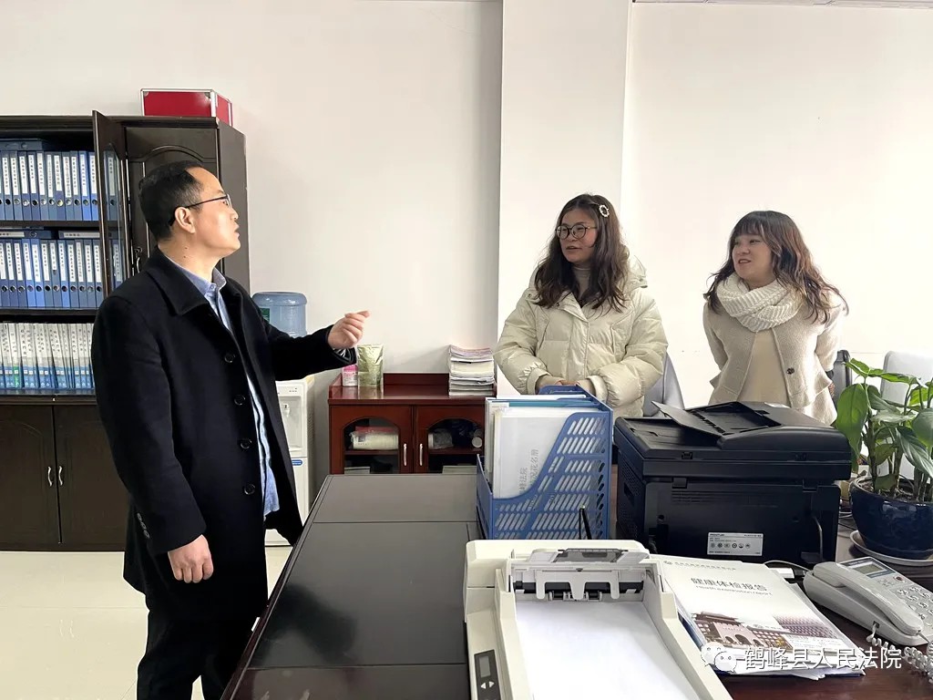 节后上班第一天 鹤峰县法院院领导集体慰问机关干警2.jpg