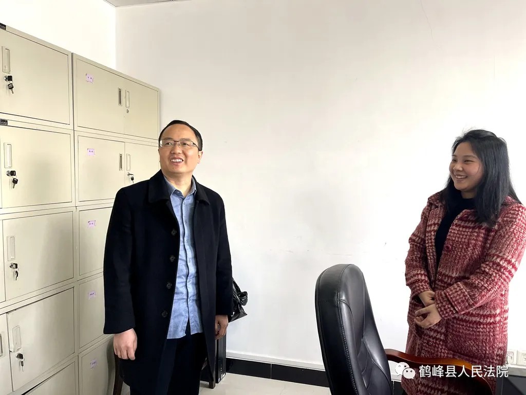节后上班第一天 鹤峰县法院院领导集体慰问机关干警3.jpg