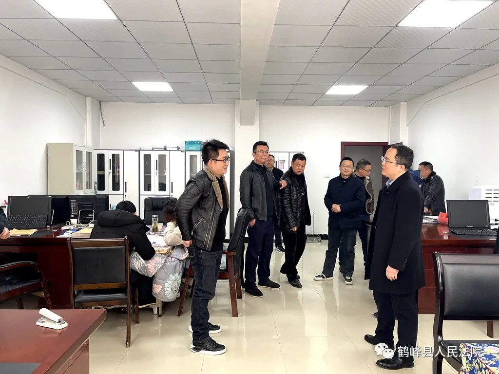 节后上班第一天 鹤峰县法院院领导集体慰问机关干警4.jpg