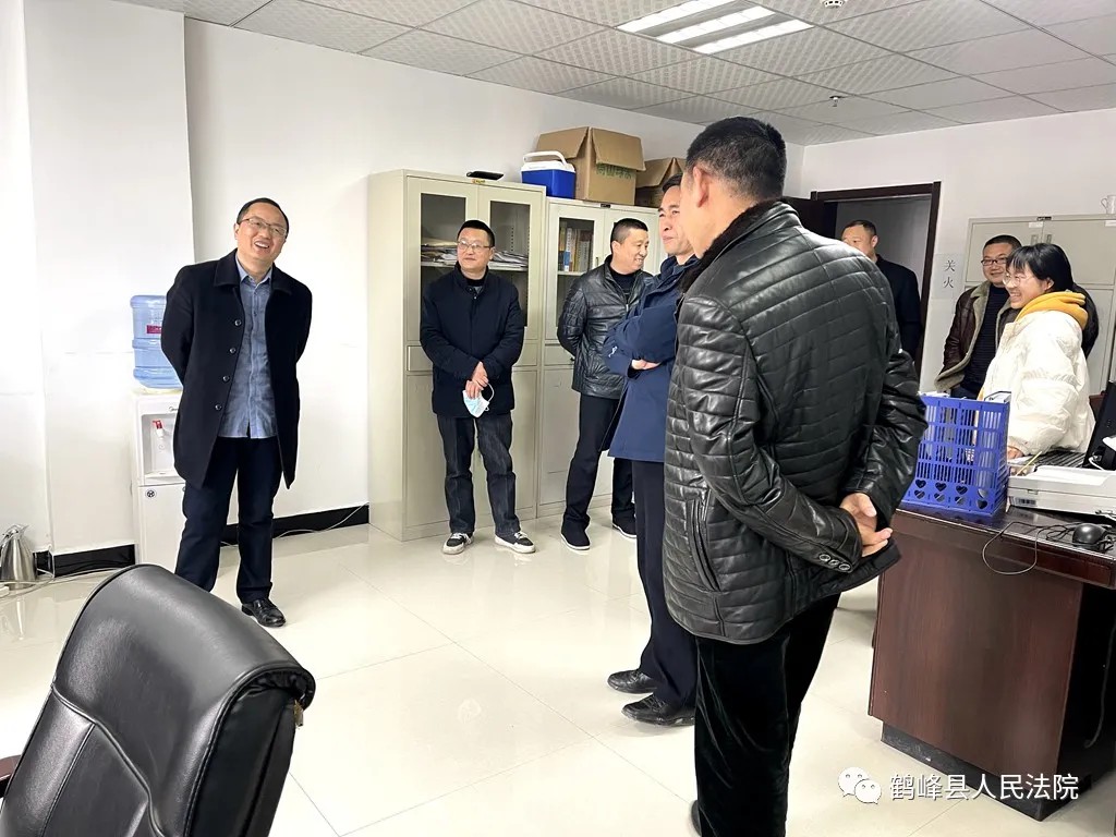 节后上班第一天 鹤峰县法院院领导集体慰问机关干警6.jpg