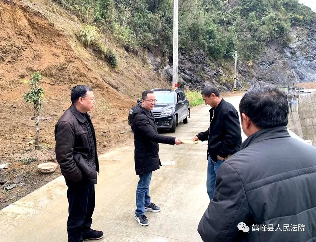 朱华忠院长走访慰问生活困难群众和老党员.jpg 朱华忠院长走访慰问生活困难群众和老党员.jpg