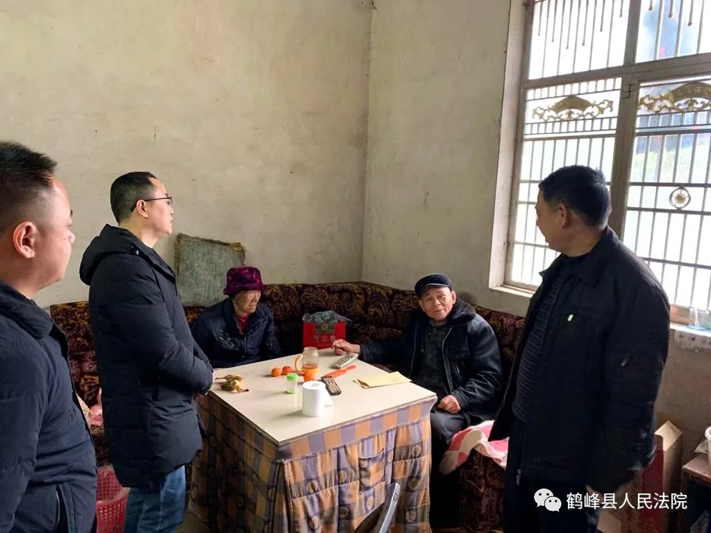 朱华忠院长走访慰问生活困难群众和老党员1.jpg 朱华忠院长走访慰问生活困难群众和老党员1.jpg