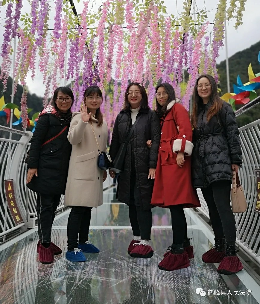 鹤峰县法院开展三八妇女节踏春活动4.jpg